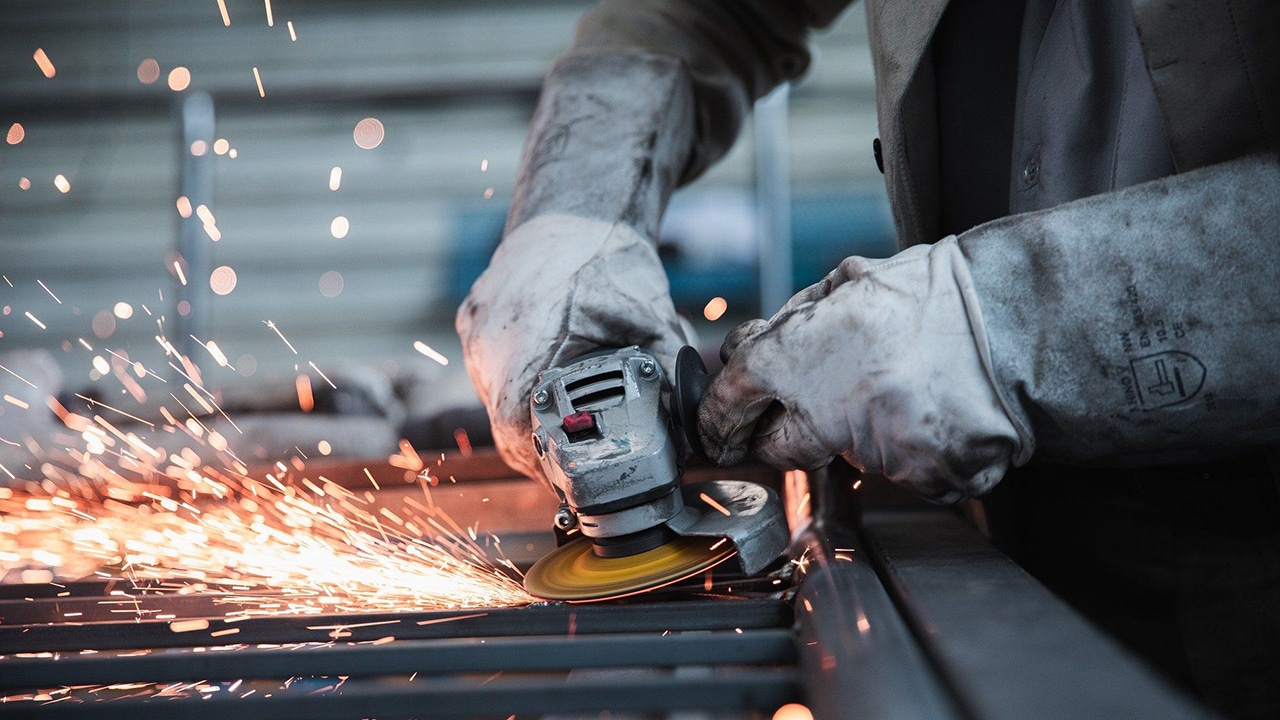 Đeo gang tay, kính mắt,... đồ bảo hộ đầy đủ trong quá trình sử dụng bát mài kim loại